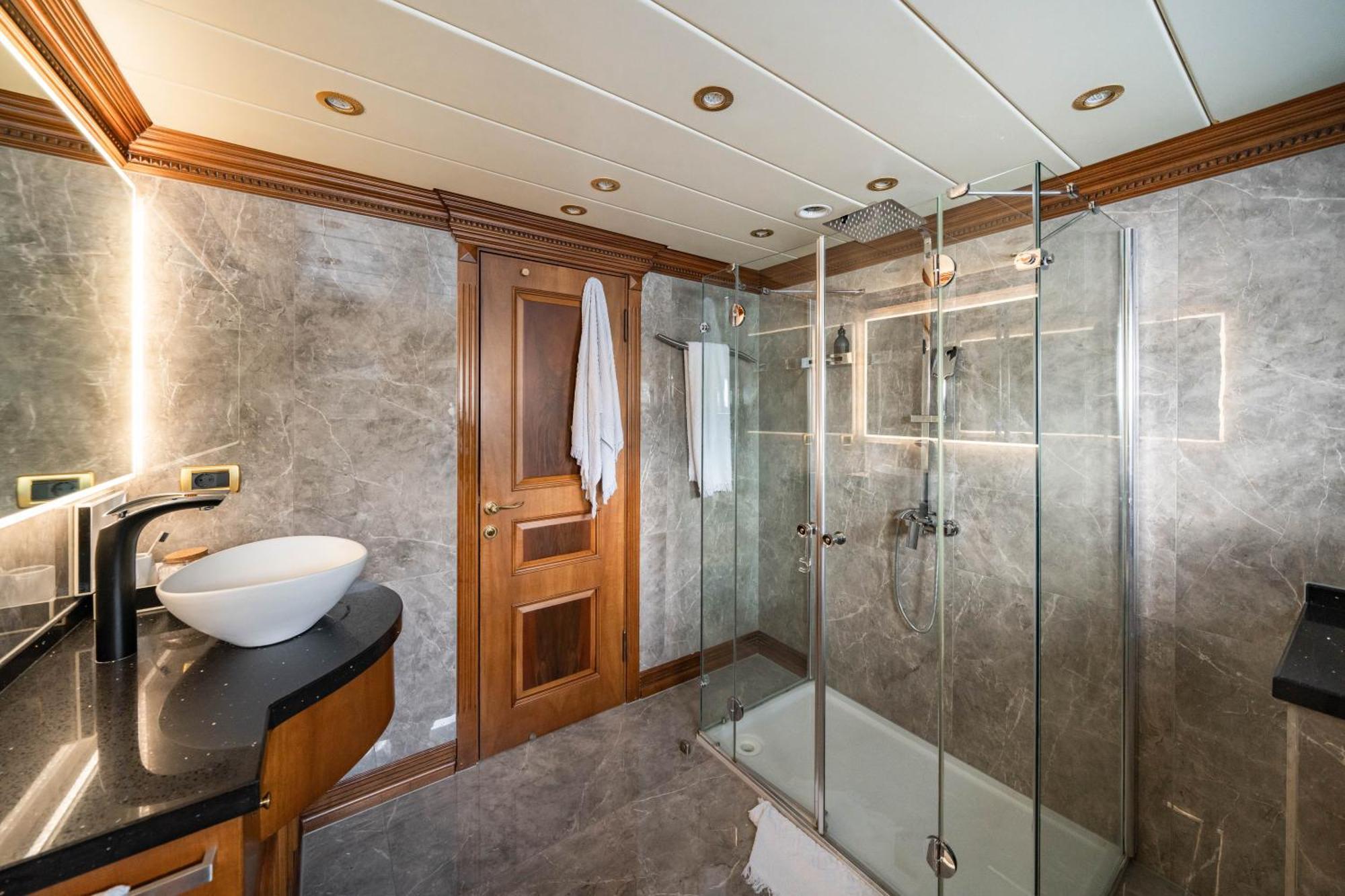 Yacht Irama *
